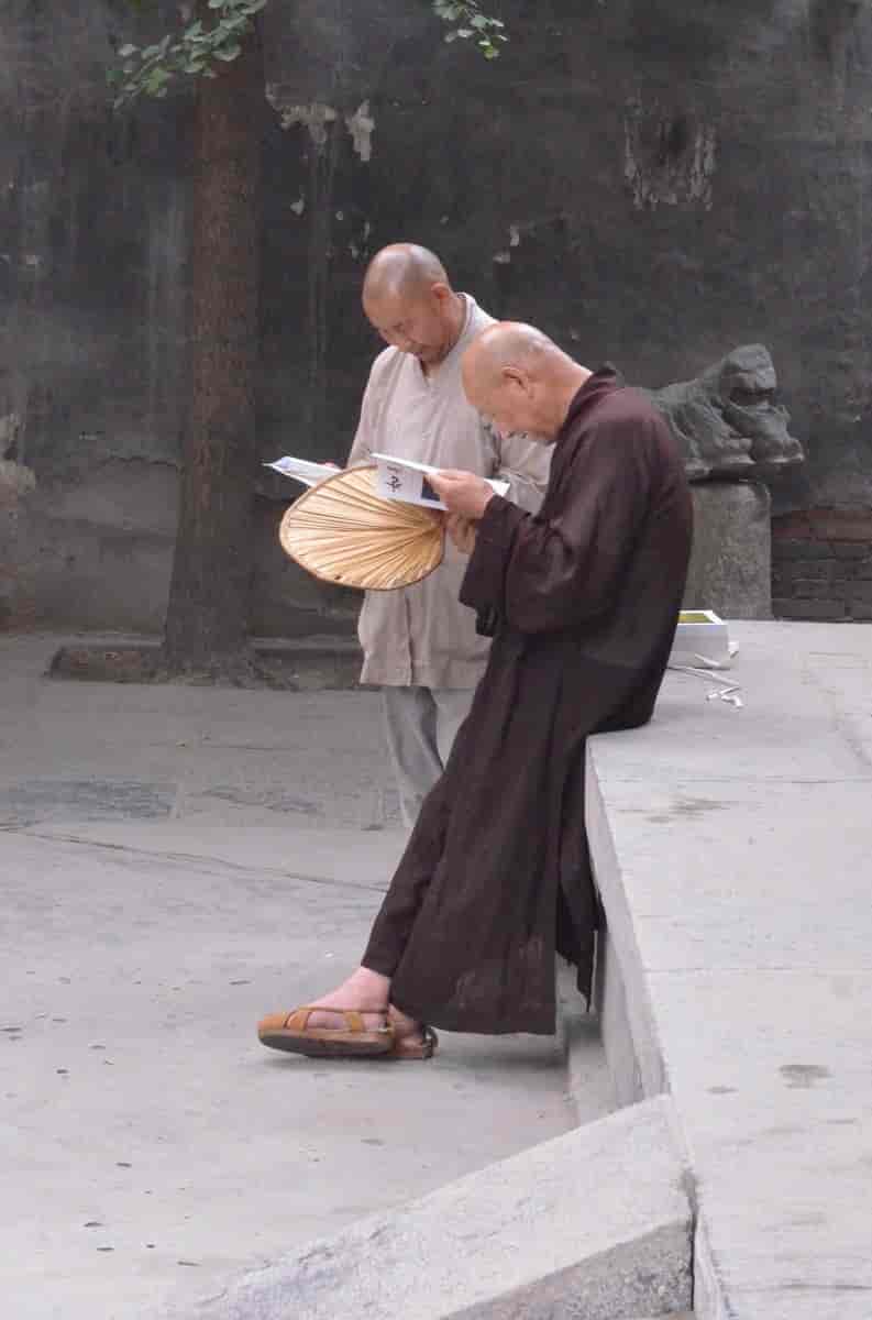 To chanbuddhistiske munke i Wolong-templet i Xi'an, Kina