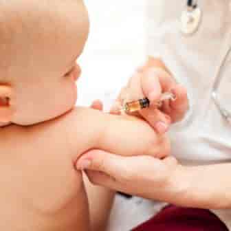 Et lille barn bliver vaccineret.