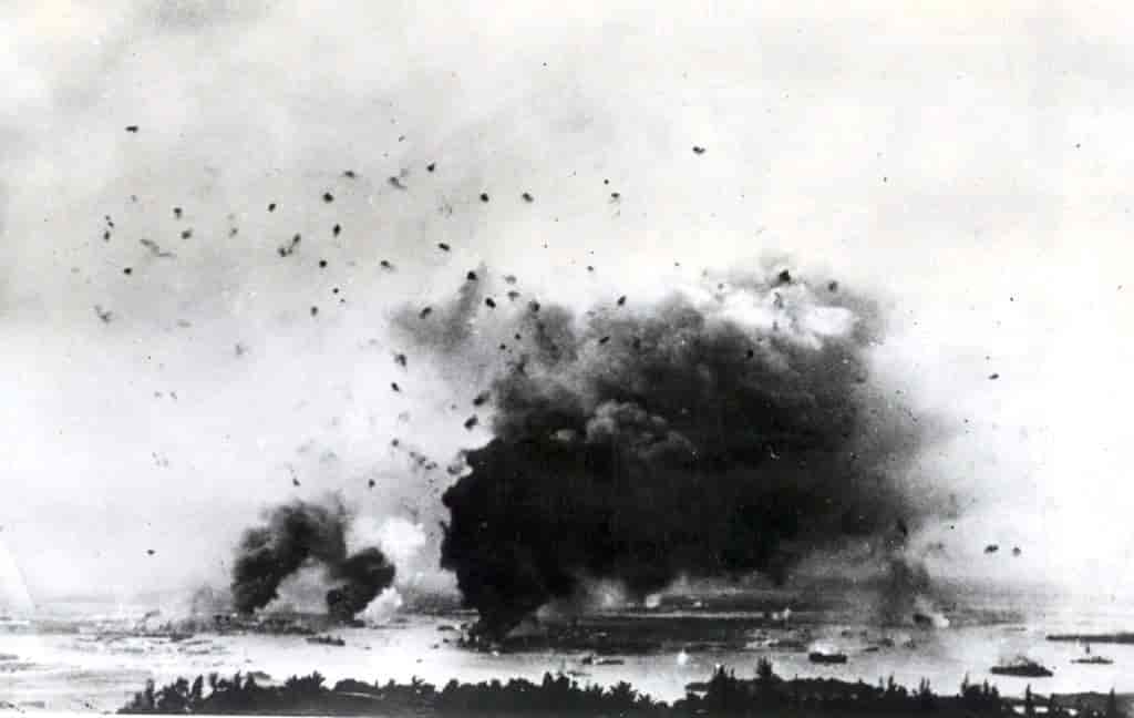 Krigsskibet U.S.S. Arizona bombes