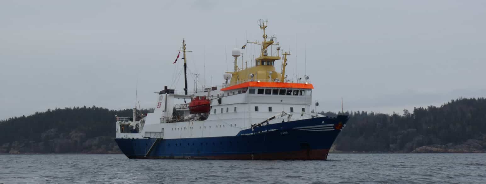 Dana IV kalibrerer instrumenter i den dybe svenske Gullmarsfjorden april 2010.