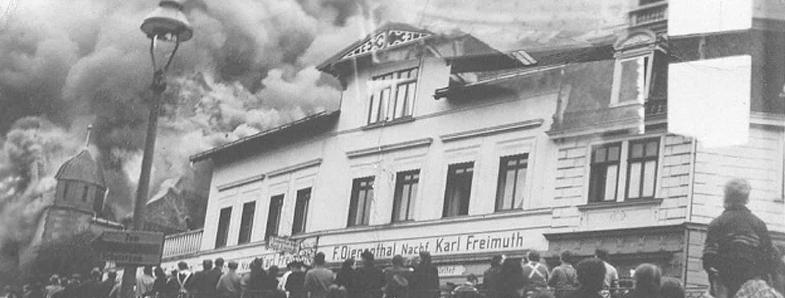 Synagoge i Siegen brænder mens en folkemængde ser på. Billedet er taget den 10. november 1938, dagen efter Krystalnatten.