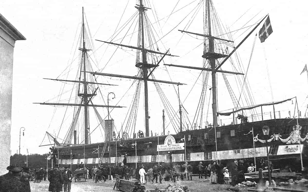 Fregatten Jylland som udstillingsskib i Fredericia.