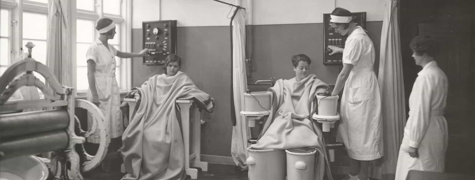 To kvindelige patienter behandles med cellebad på folkekuranstalten ved Hald i 1928