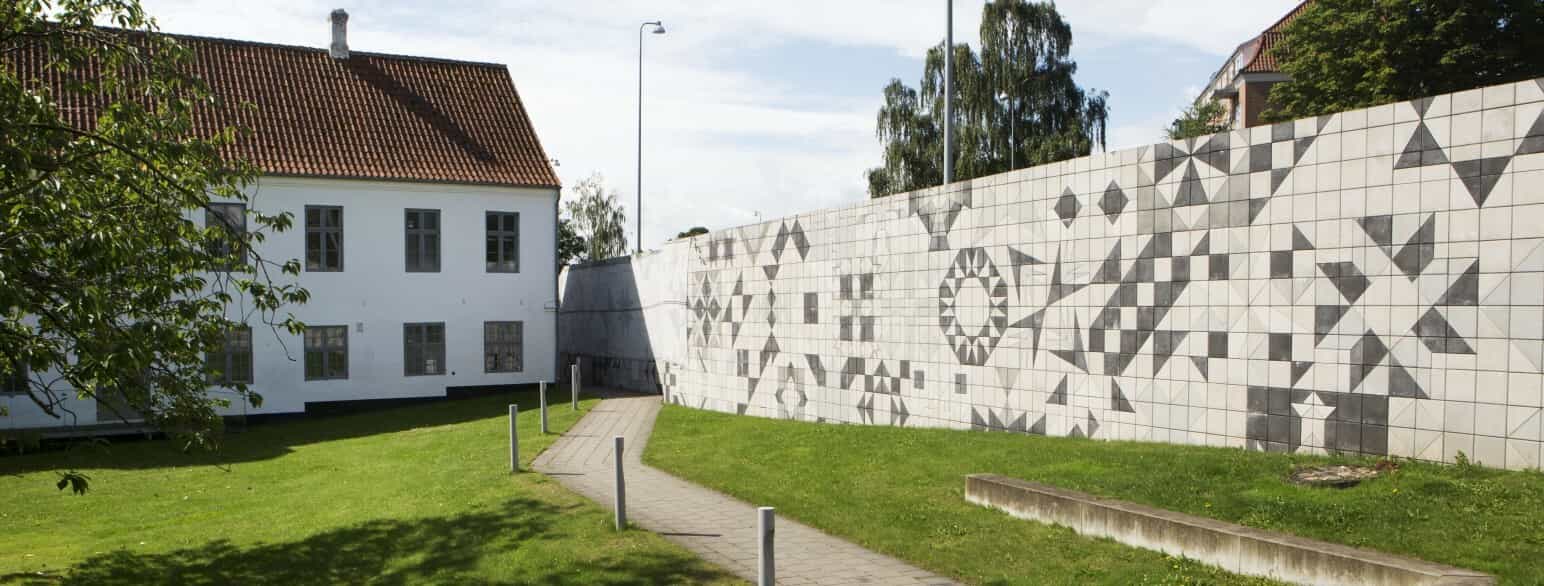 Ved Viborg Kunsthal er Mette Winckelmanns 150 m lange mosaikmur, "Tro og overtro"