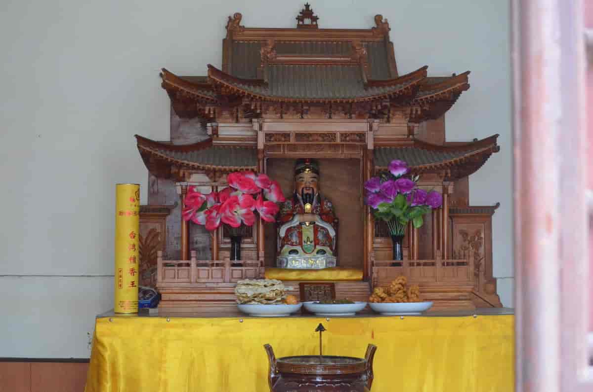 Zaojun, som kaldes køkkenguden, er her figurativt fremstillet i et kinesisk folkelig tempel i Taiwan.