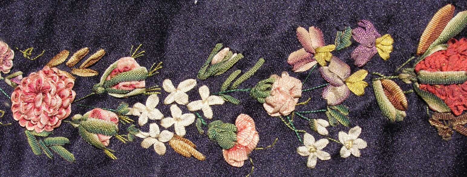 Farvestrålende båndbroderi på silke. Revers fra gammel klædedragt