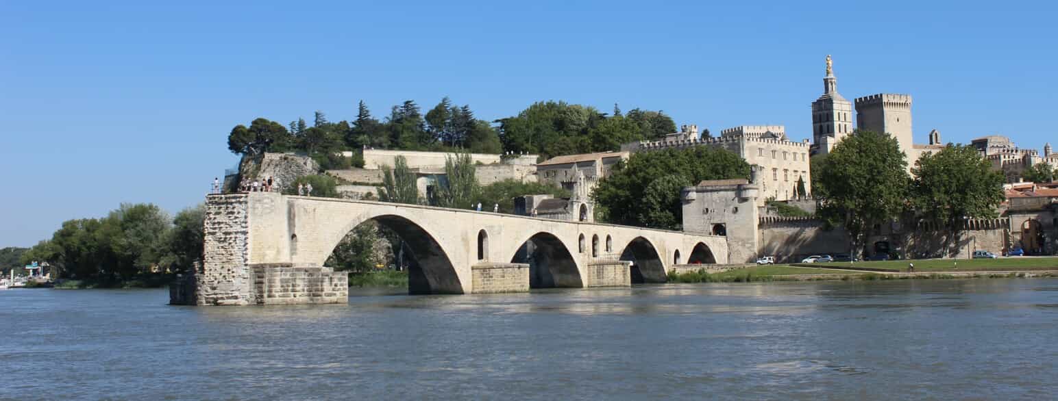 Pont Saint Bénezet - "den halve bro" - der går fra Avignon ud i Rhône. I baggrunden ses pavepaladset. 2016