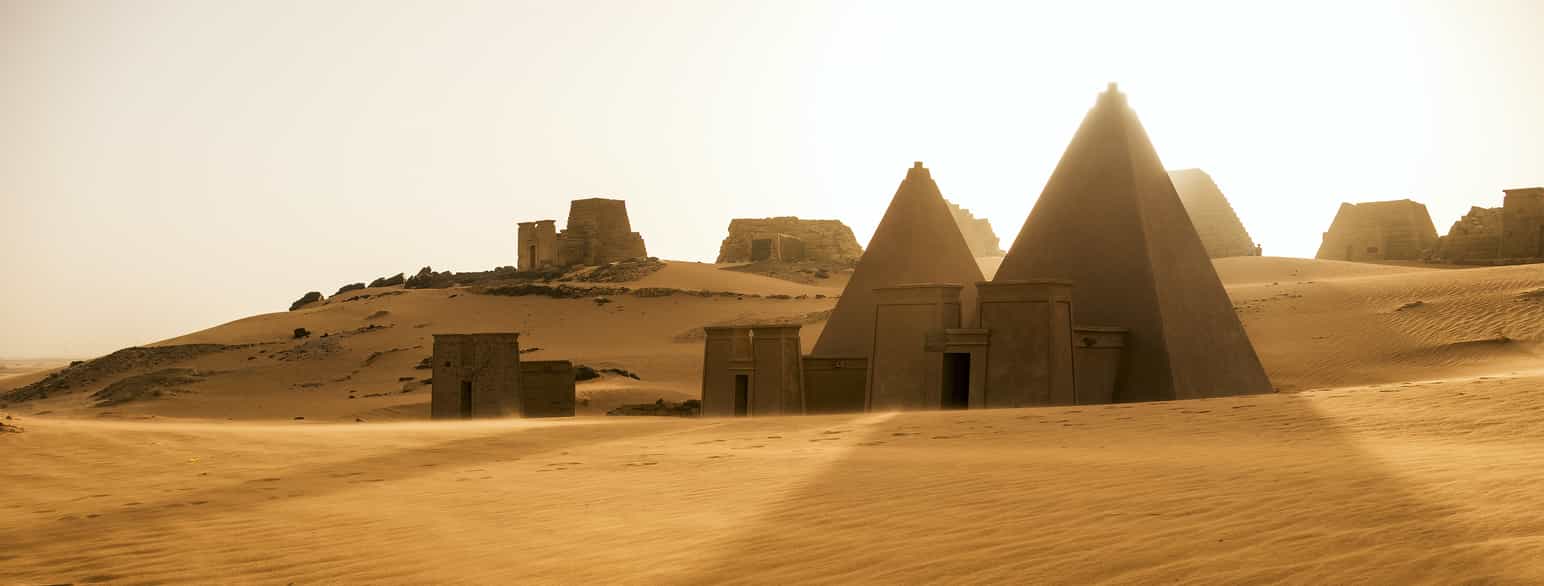 De nubiske pyramider i Meroë, hvilket var hovedstaden i oldtidsriget, Kush, som lå nord for Sudans hovedstad, Khartoum. Sudan har flere pyramider end Egypten.
