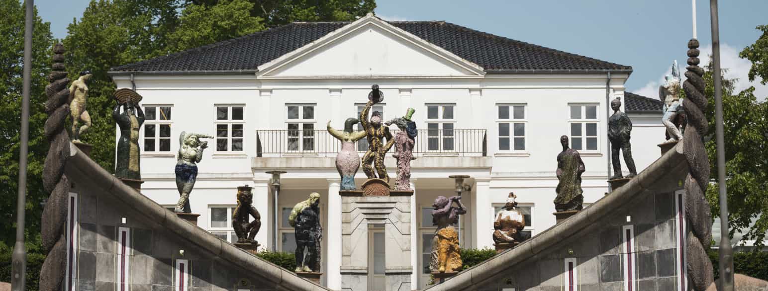 Bjørn Nørgaards skulptur Menneskemuren, som står foran Horsens Kunstmuseum