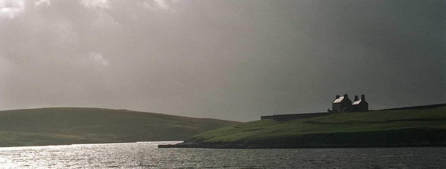 Hus ved én af Shetlandsøernes mange fjorde, her ved West Sandwick på øgruppens næststørste ø, Yell (2003)