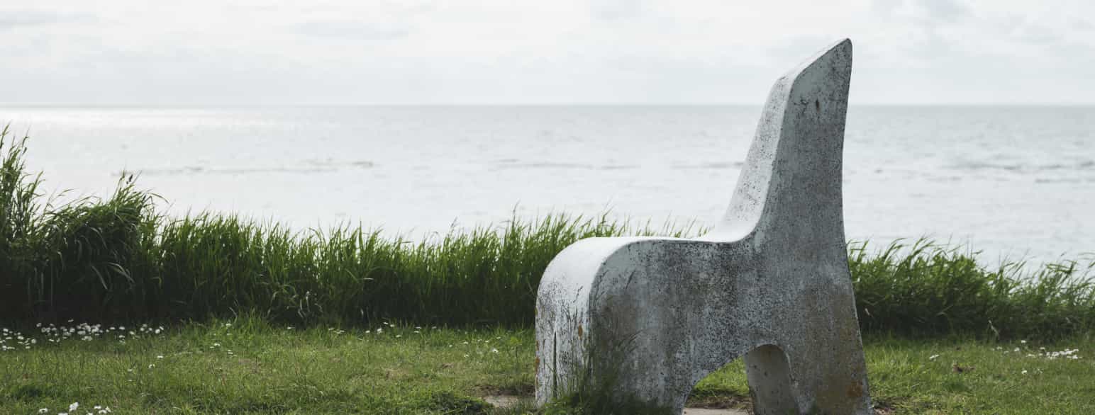 Skulptur af Aka Høegh ved bugten Sælvig