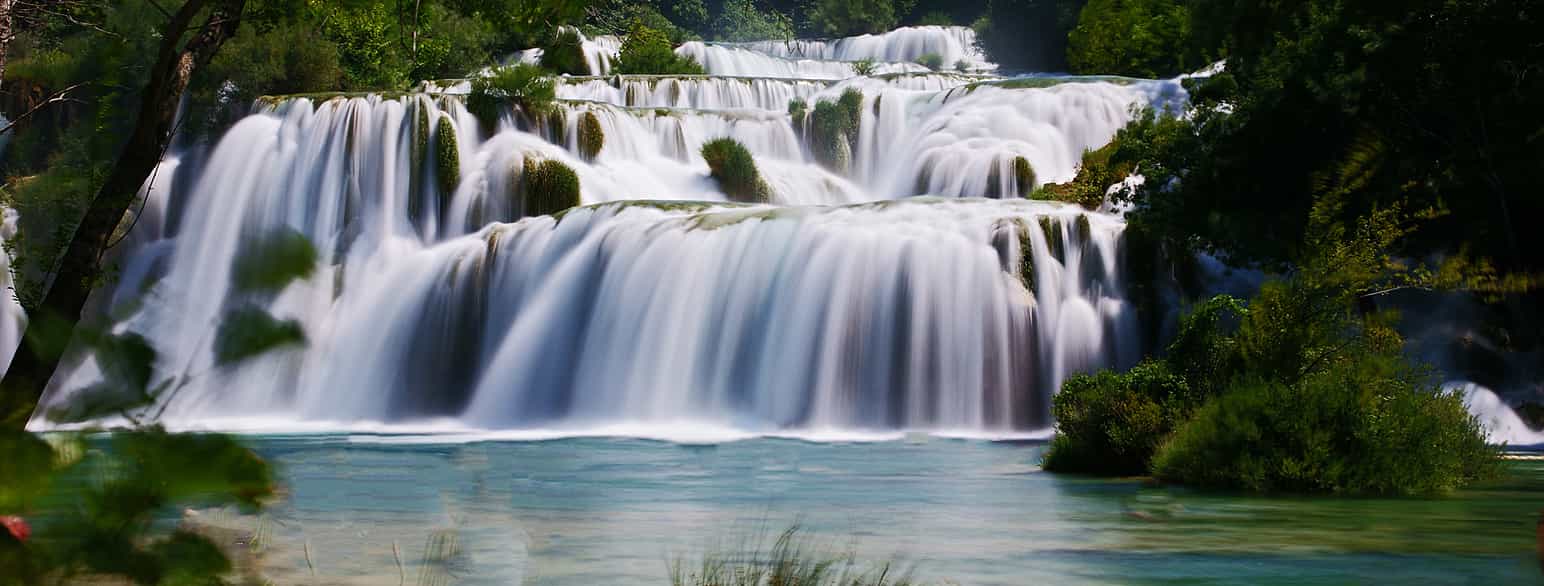 Et vandfald langs floden Krka i Kroatiens bjergrige landskab Dalmatien
