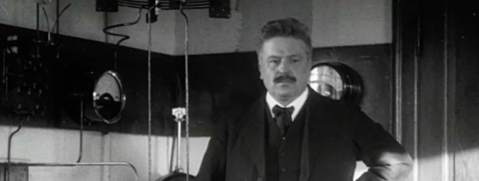 Stillbillede fra stumfilmen "Ingeniør Valdemar Poulsen paa sin Station for traadløs Telegrafi" fra 1912
