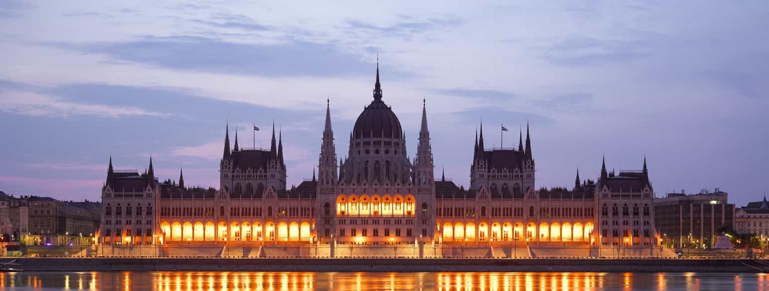 Parlamentsbygning ved Donaus Pestbred, tegnet i nygotisk stil