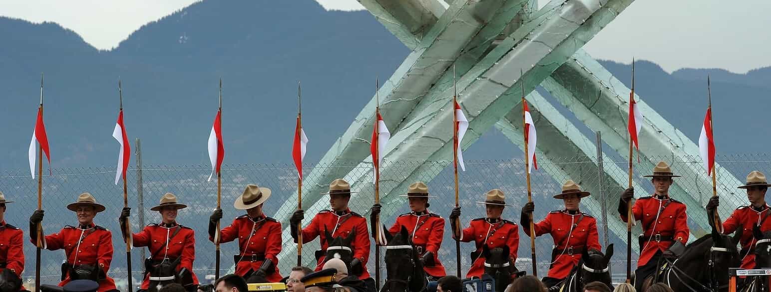 Medlemmer af Royal Canadian Mounted Police i den kendte røde gallauniform ved vinter-OL i Vancouver 2010