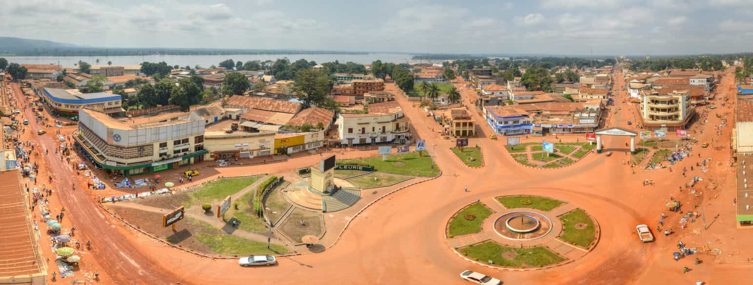 Hovedstaden Bangui; i øvre højre hjørne ses DR Congo på den anden side af floden Oubangui