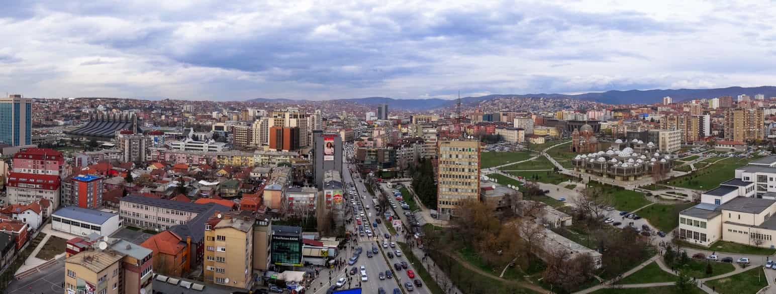 Kosovos hovedstad, Prishtina med Kosovos karakteristiske nationalbibliotek til højre