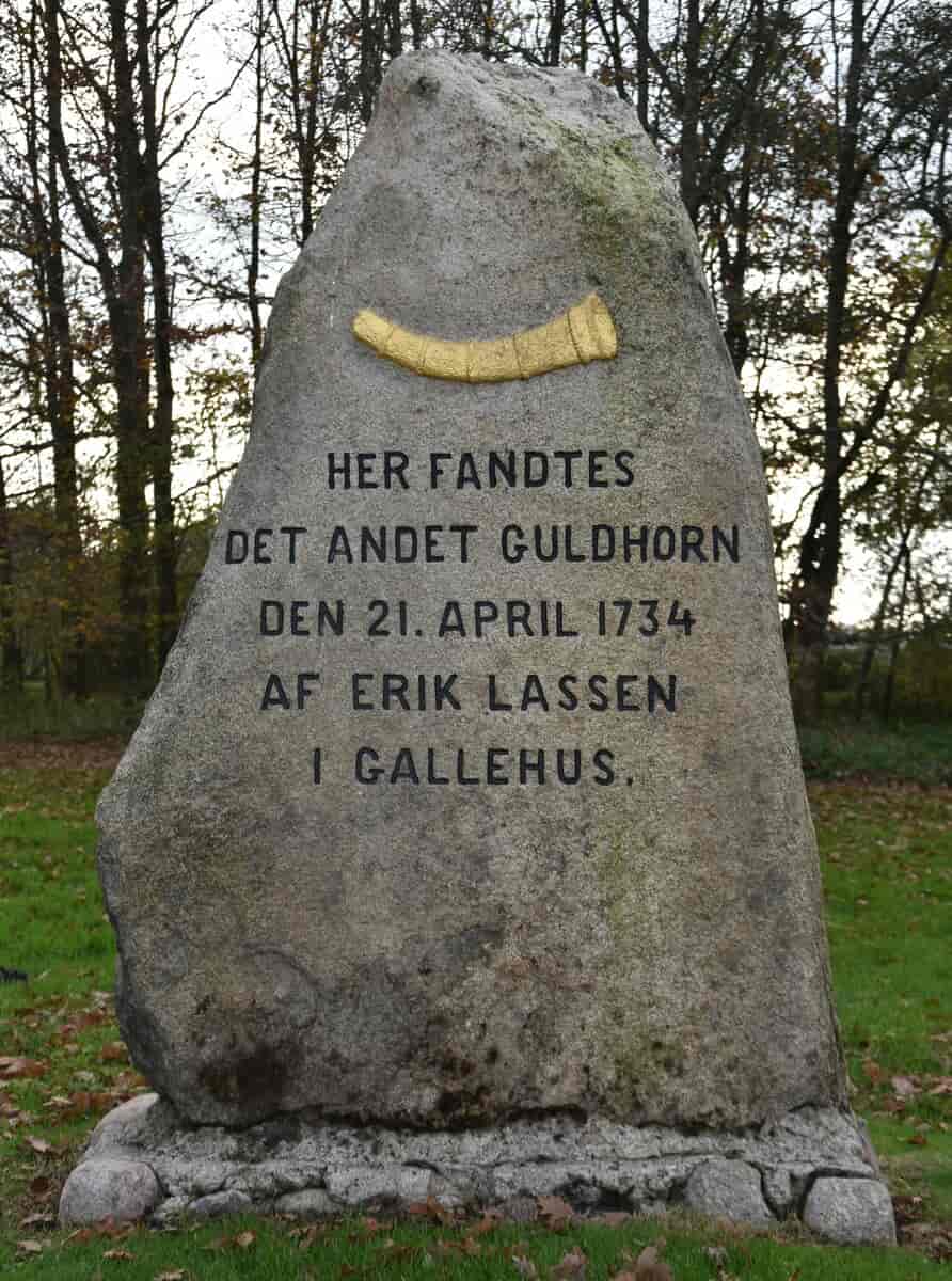 Mindesten for de to guldhorn, fundet i Gallehus ved Møgeltønder.