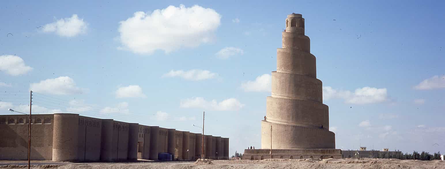 Minareten fra 847 i byen Samarra har sin rod i de babyloniske ziggurater, og henleder derfor tankerne på Babelstårnet, som også var en ziggurat