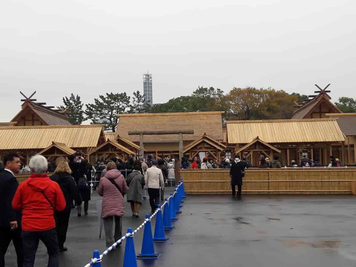 Bygningen daijokyu, hvor daijosai-ceremonien blev foretaget i november 2019. For første gang kunne almindelige japanere komme tæt på de berømte bygninger, men naturligvis ikke ind i bygningerne. Interessen var stor.