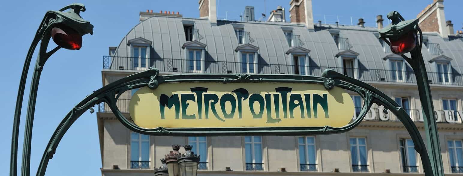 Skiltet over én af Hector Guimards berømte nedgange til metroen i Paris. Her stationen Palais Royal - Musée du Louvre