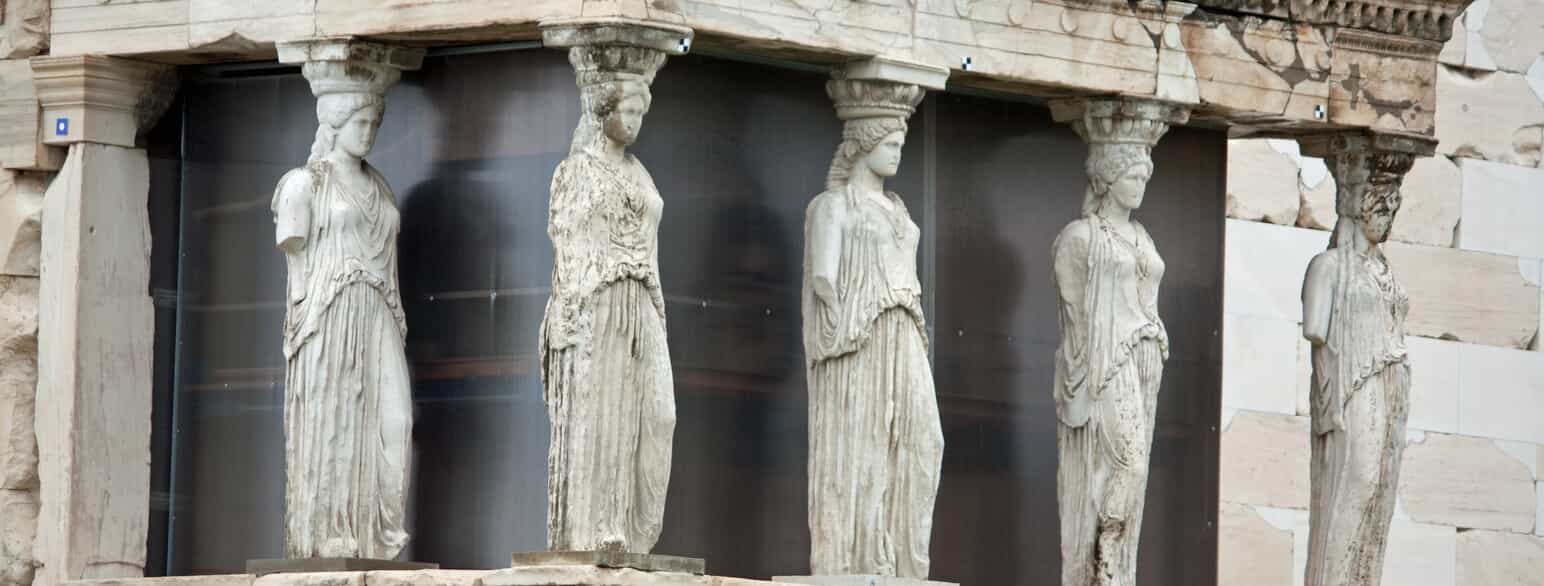 I dag er karyatiderne i Erechtheions sydlige søjlehal erstattet med kopier. fem af originalerne findes på Akropolismuseet, den sjette på British museum;