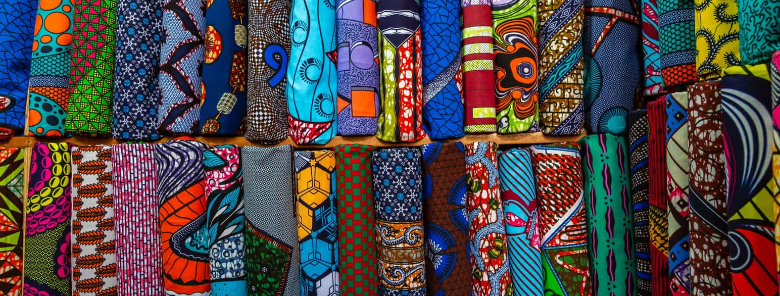Tekstiler på marked i Abidjan