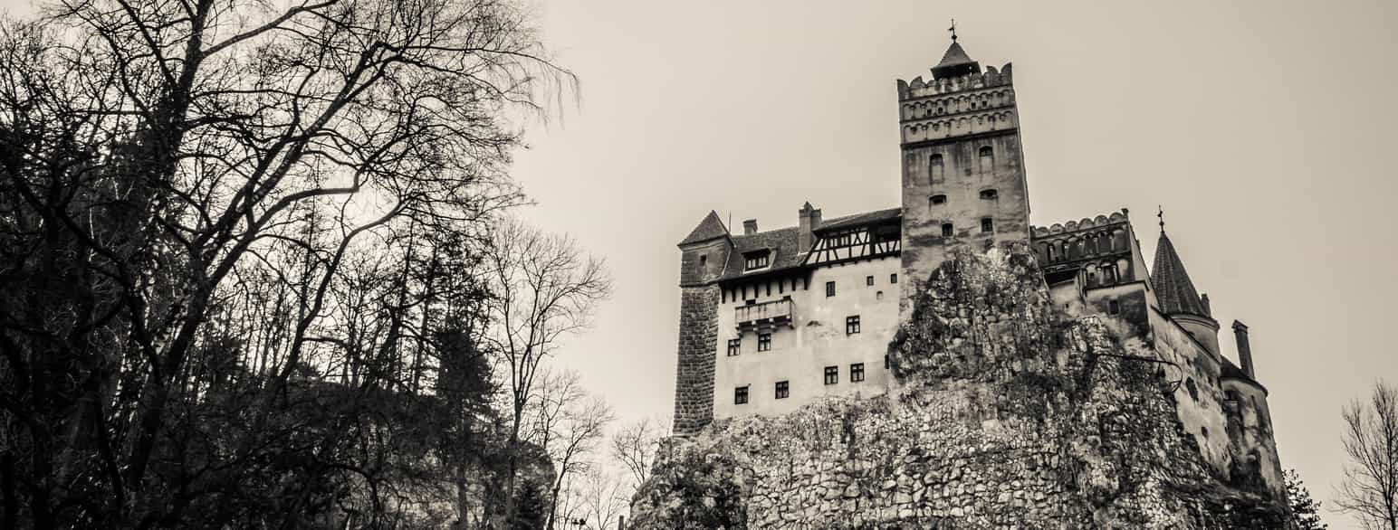 Slottet i Bran er et nationalt kendemærke og knyttes til Vlad 3. Ţepeş Spidderen, som var forbillede for Bram Stokers Dracula