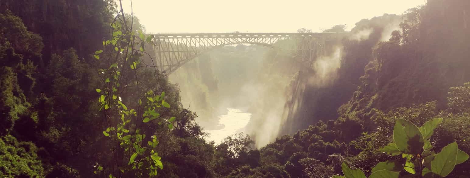 Victoria Falls er et vandfald på Zambezifloden og er optaget på UNESCO's verdensarvsliste