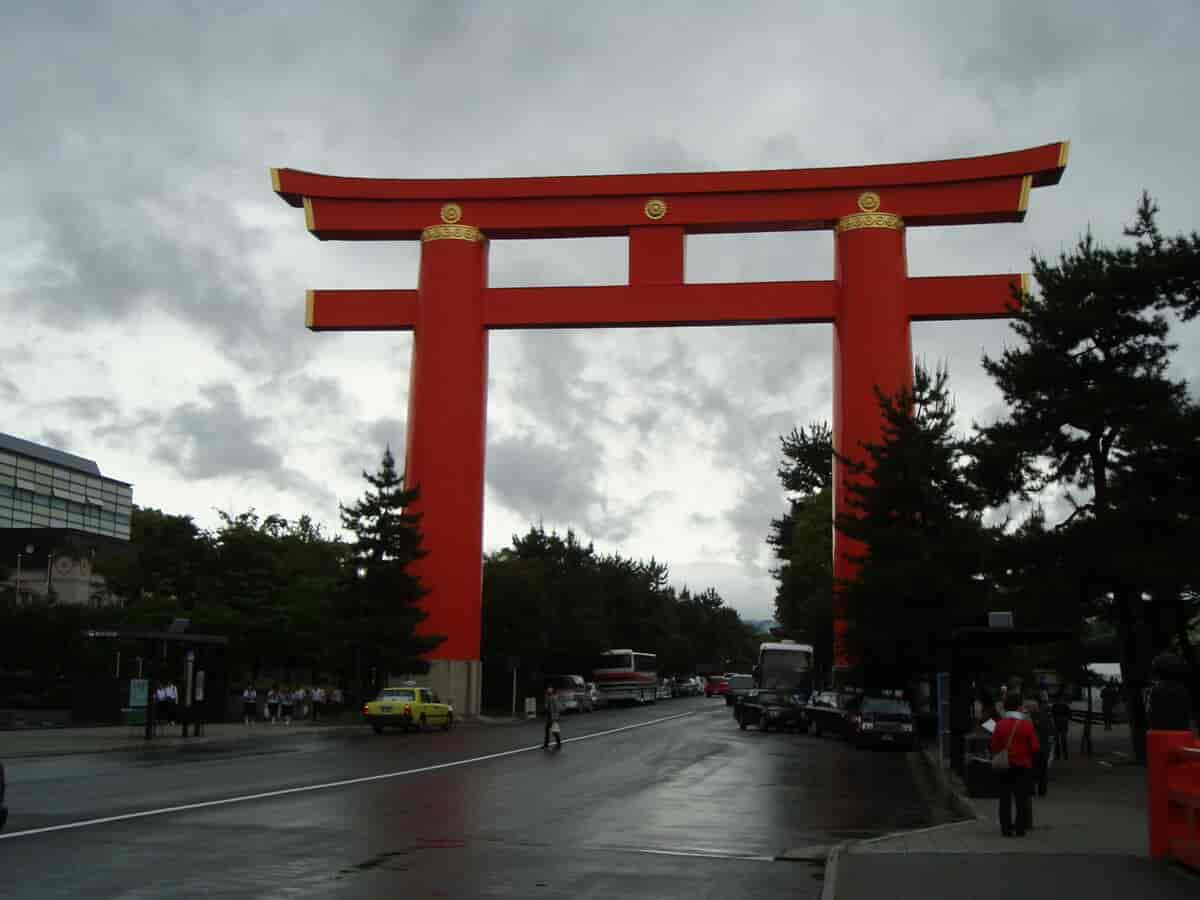 Torii ved Heian jingu, Kyoto.