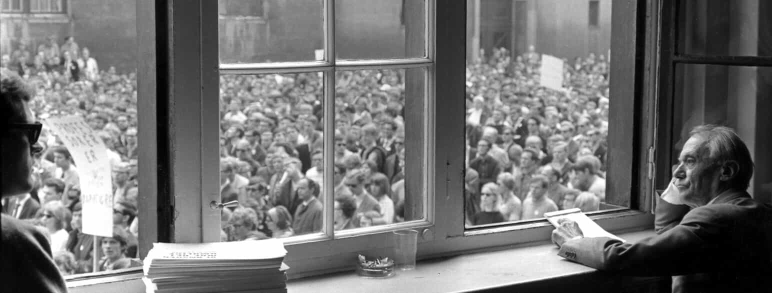 Rektor for Københavns Universitet Mogens Fog (th.) betragter de studerende, der demonstrerer på Frue Plads i april 1968