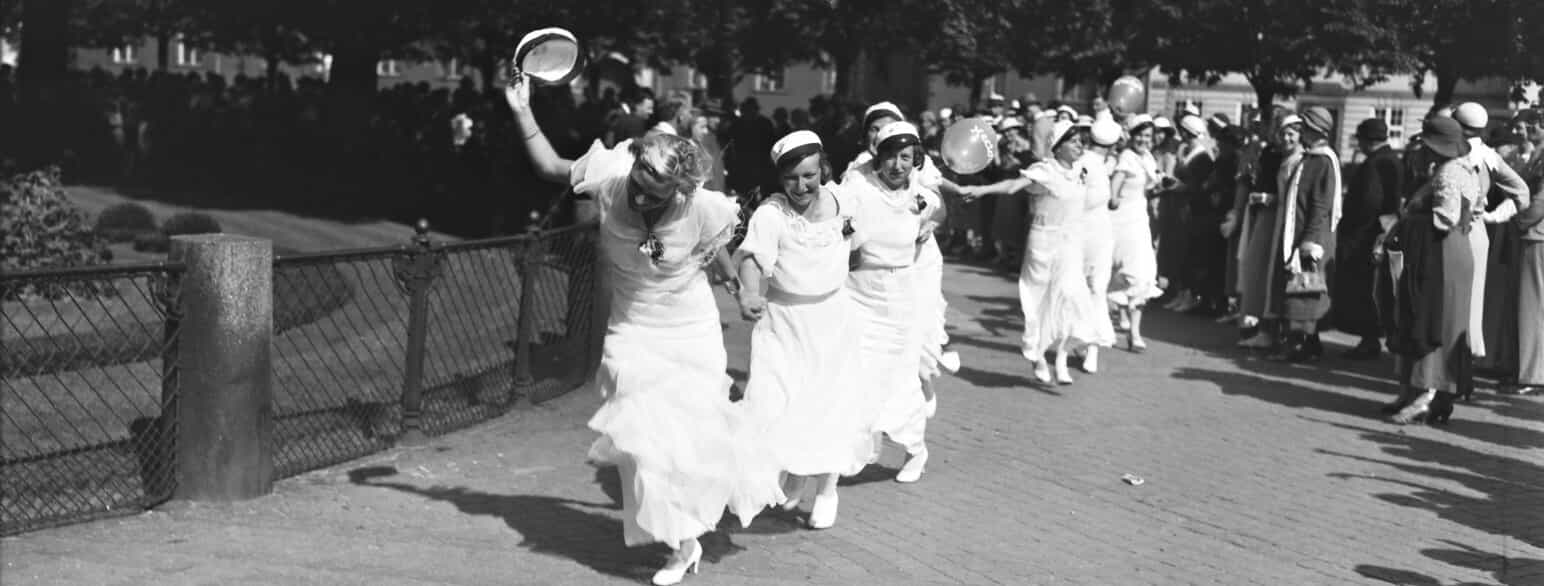 Kvindelige studenter danser om Krinsen, haveanlægget med rytterstatuen på Kongens Nytorv, 1934