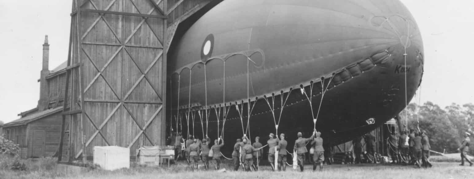 En luftballon under bugsering ved sin hangar på Amager Fælled