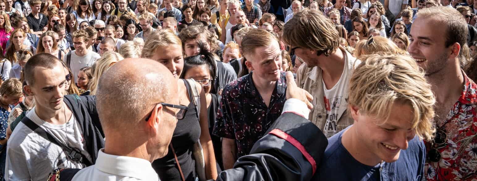 Nye studerende ved Københavns Universitet møder op til immatrikulation på Frue Plads i København