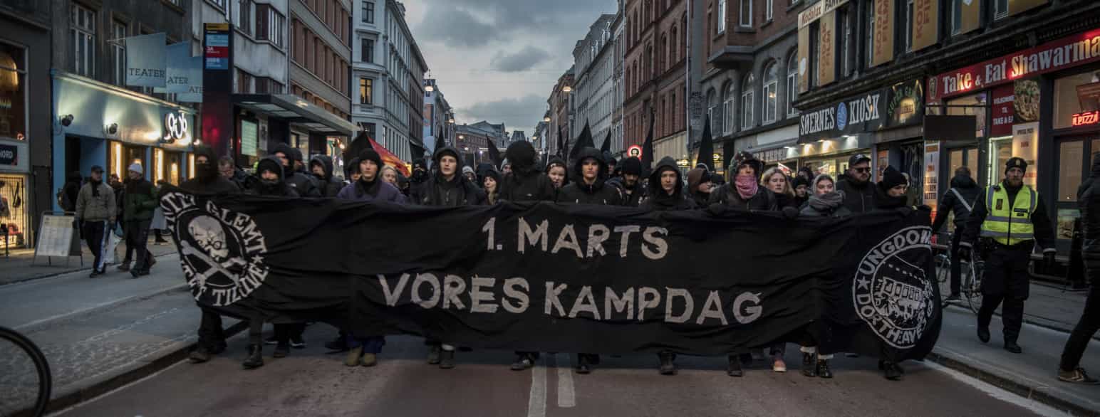 11 år efter rydningen af Jagtvej 69 d. 1. marts 2007 går en gruppe unge i 2018 ned ad Nørrebrogade i en demonstration for at mindes årsdagen