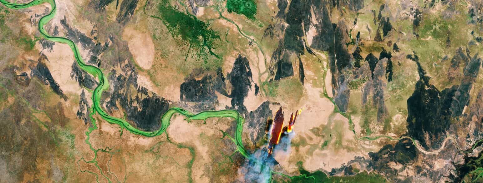 Udsnit af Sydsydan set fra rummet. Sobatfloden, der fodrer Den Hvide Nil, ses tydeligt som en grøn, snoet linje fra syd mod nordvest. Ilden og røgen i bunden af billedet vidner om Sydsudans svedjebrug.