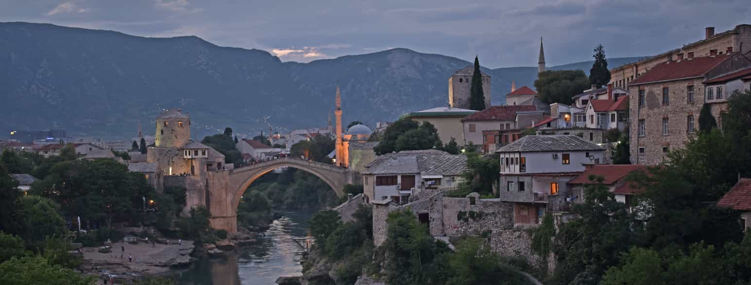 Byen Mostar med den berømte osmanniske bro fra 1566, Stari Most, som blev ødelagt i 1993 under kampe mellem bosniske kroater og bosniske muslimer, blev siden genopbygget i 1999 og optaget på UNESCO’s Verdensarvliste.