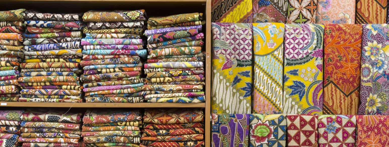 Udvalg af tekstiler farvet med metoden batik, som siges at oprinde i Indonesien