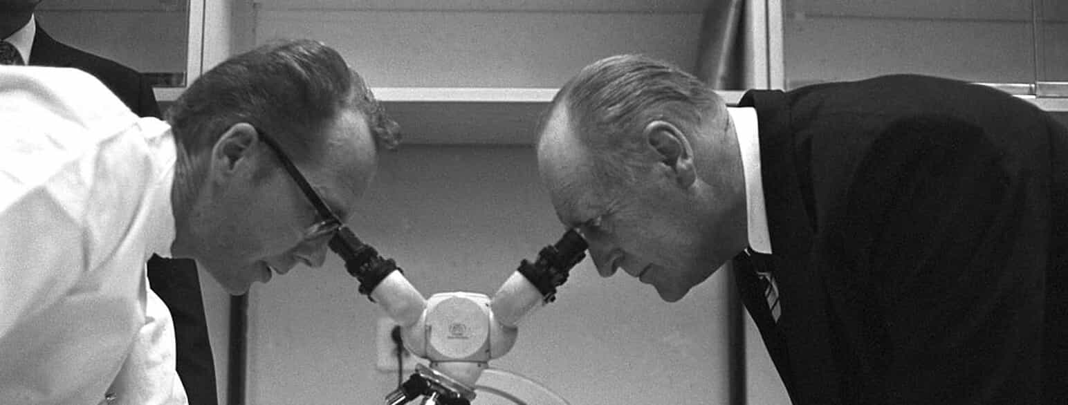 Kong Olav (th.) studerer mikroorganismer sammen med docent Kjell Elgso ved indvielsen af Rikshospitalet i Oslos nye patologibygning i 1972
