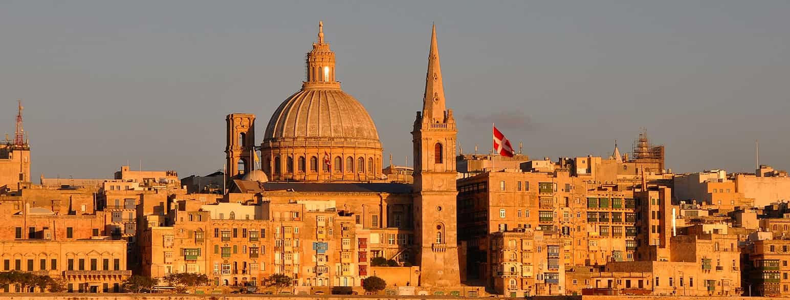 Vue over hovedstaden Valletta; ridderordenen johanniterne, også kaldt malteserridderne, førte et flag som lignede Dannebrog; ordenen slog sig ned på Malta, som indtil 1789 førte dette flag.