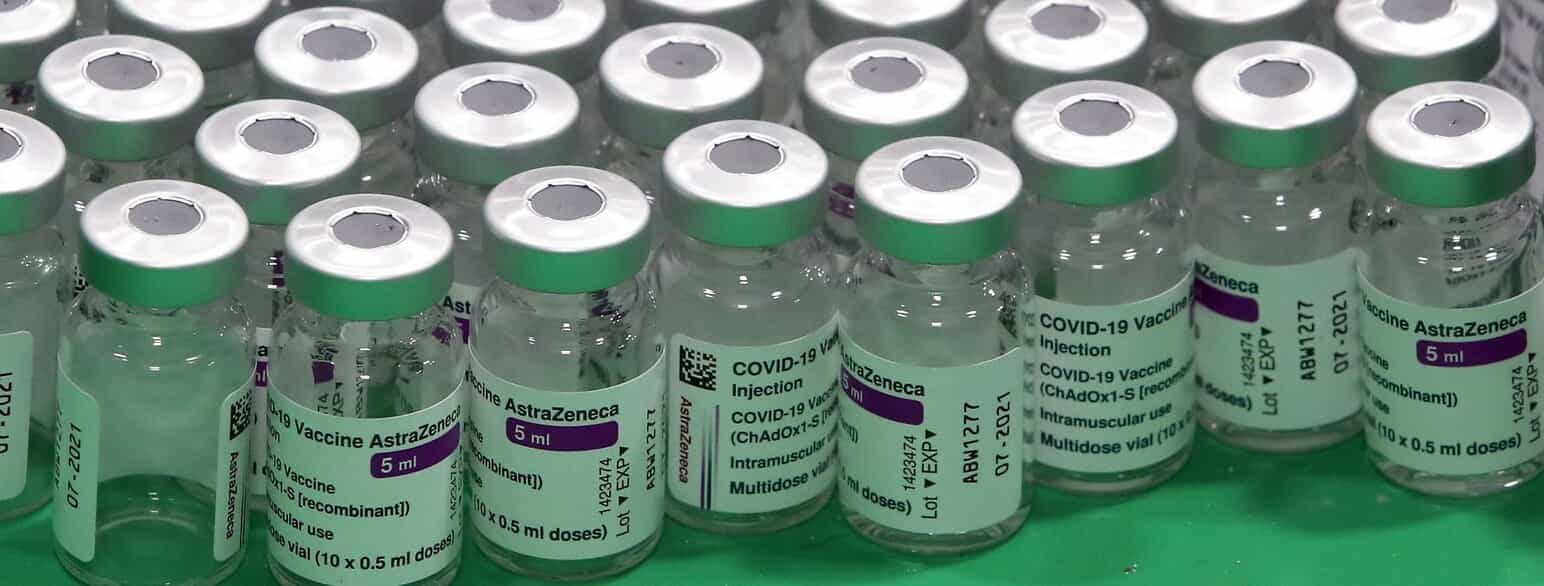 Tømte ampuller, der har indeholdt AstraZenecas COVID-19-vaccine, på et vaccinationscenter i Antwerpen (Belgien) i marts 2021