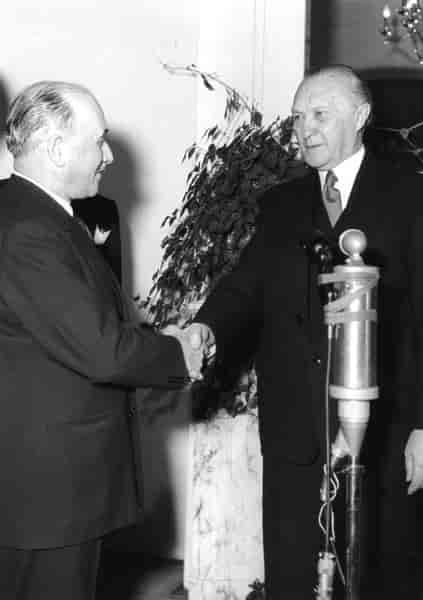 Jean Monnet hilser på Konrad Adenauer