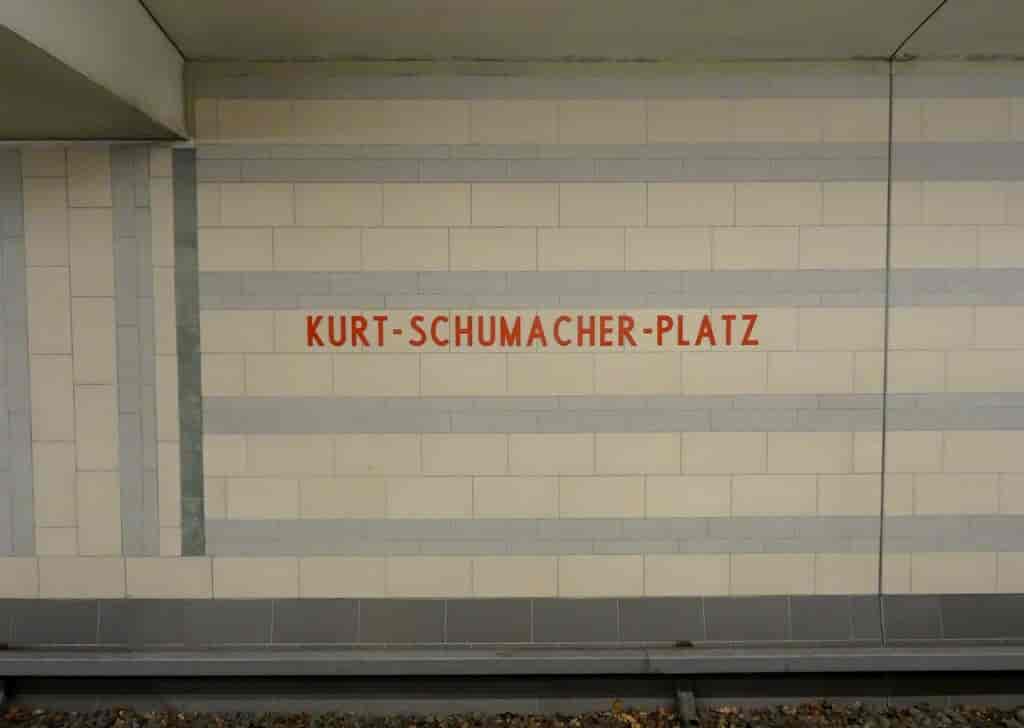 Undergrundsbanen i Berlin under Kurt Schumacher-Platz. Kurt Schumacher er f. 13. oktober 1995 ; d. 20. august 1952.