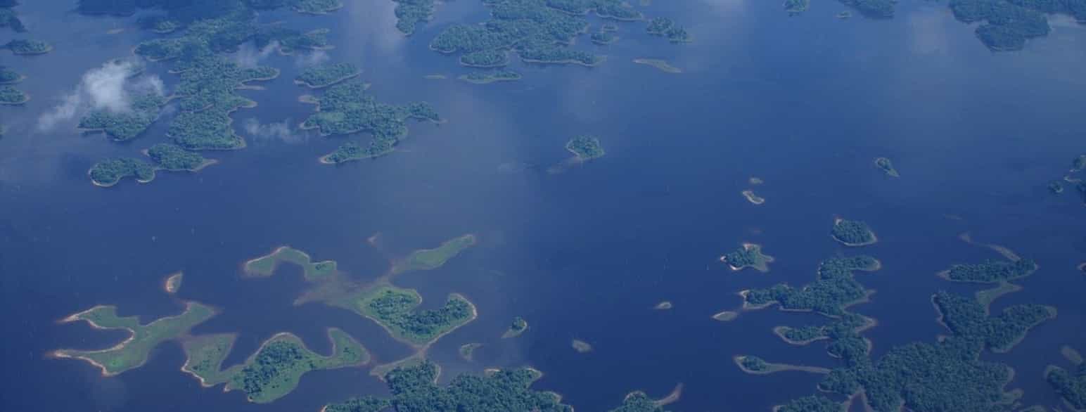 Øer i Surinams største sø, Brokopondo