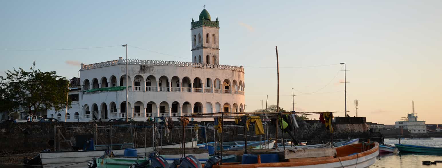 Moské og havn i hovedstaden Moroni