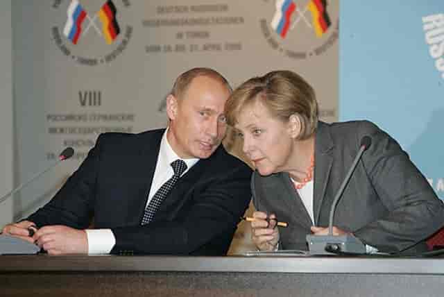 Angela Merkel og Vladimir Putin i 2006. De kunne tale russisk sammen