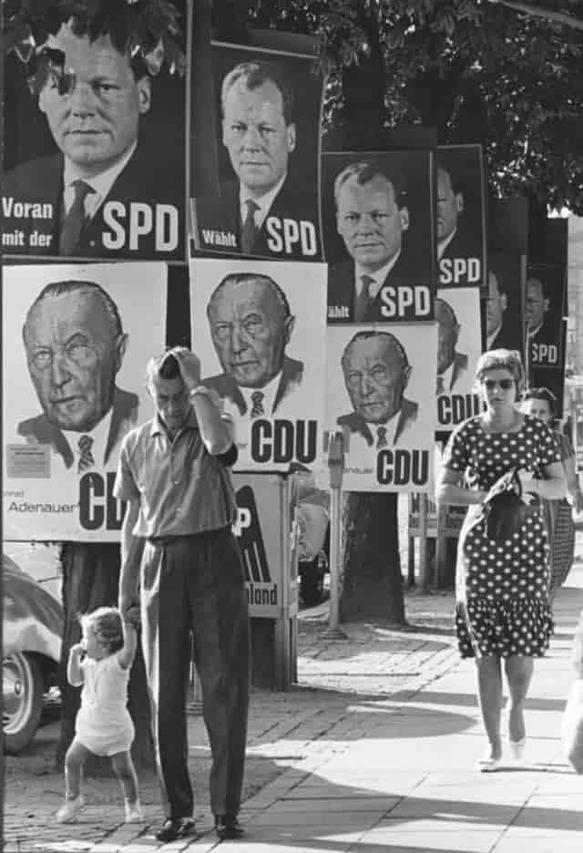 Willy Brandt og Konrad Adenauer hænger begge på træstammerne. Valgplakater i Bonn ved forbundsdagsvalget i 1961