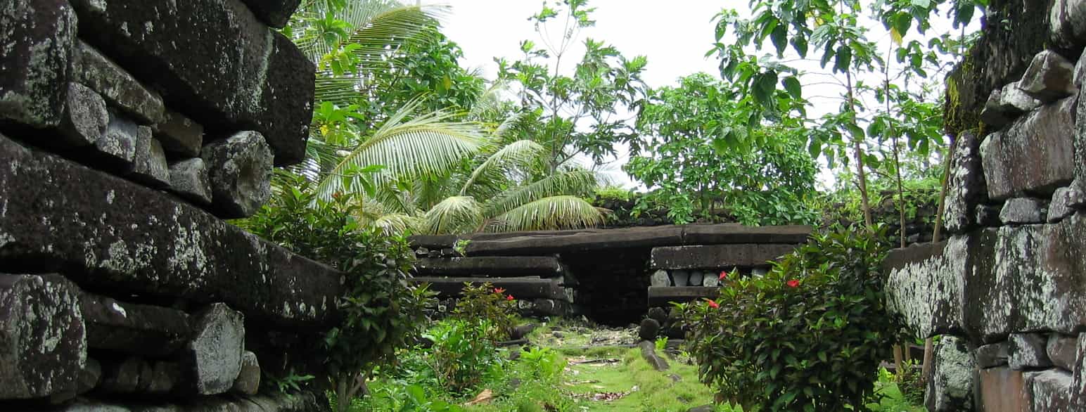 Nan Madol, megalitisk ruinby, bygget på et koralrev  på øen Pohnpei. Også kaldet 'Stillehavets Venedig'.