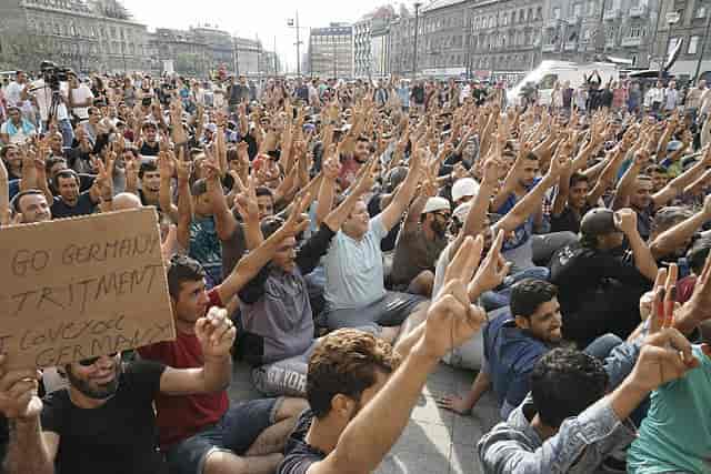 Syriske flygtninge protesterer foran Budapests Keleti jernbanestation den 3. september 2015