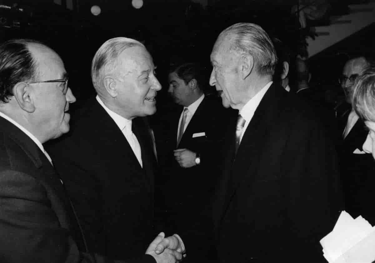 Konrad Adenauers 89 års fødselsesdagsfest. Alfred Müller-Armack og Franz Thediec lykønsker fødselaren.